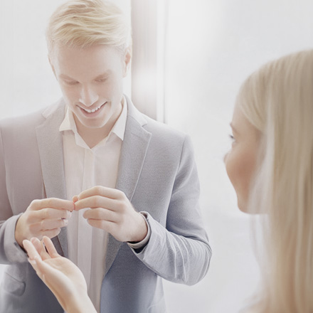 Legierung, Steinbesatz und Qualität bestimmen den Preis des Verlobungsringes.