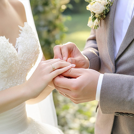 Warum wird der Verlobungsring links und der Ehering rechts getragen?