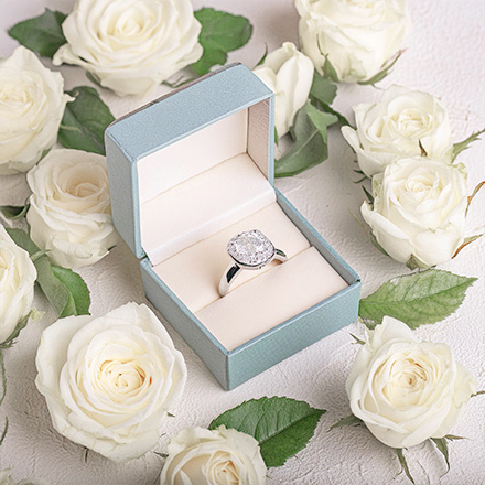 Wer kaufte traditionell die Verlobungsringe?